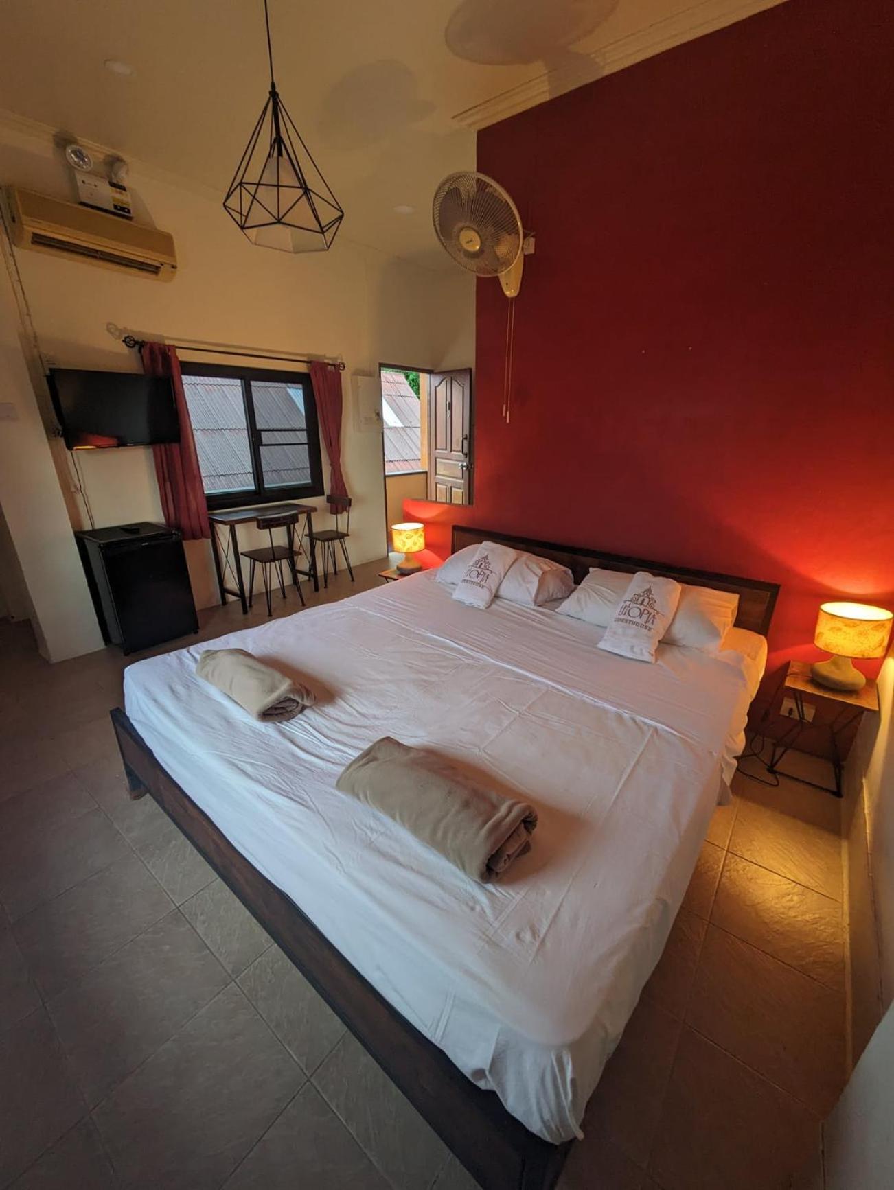 Goodtime Utopia Guesthouse เกาะเต่า ภายนอก รูปภาพ